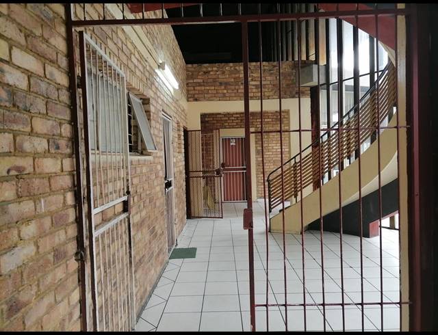250M² BUILDING FOR SALE IN SPRINGS CENTRAL